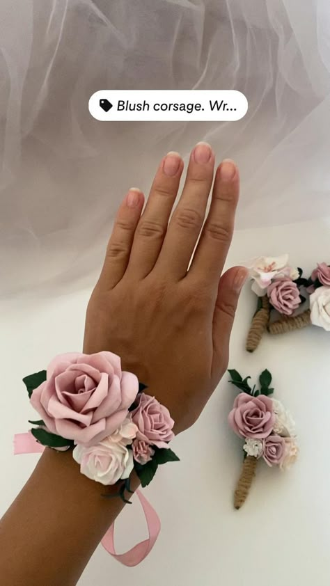 Prom Corsage Pink, White Bridal Shower Theme, Blush Corsage, Boutonniere Prom, Diy Wrist Corsage, Prom Flowers Corsage, Floral Bridal Comb, Wrist Corsage Wedding, Prom Corsage And Boutonniere