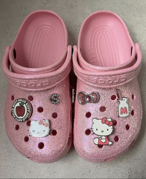 Hello Kitty Crocs, Crocs Cute, Crocs With Charms, Styling Crocs, Hello Kitty Bedroom, Pink Sanrio, Crocs Ideas, Crocs Pink, Pink Crocs