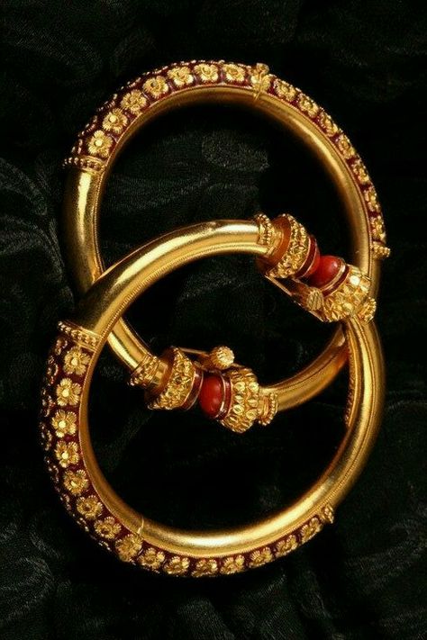 Bengali golden Pola bangle worn by married women. Aesthetic Bangles, Necklace Women Gold, Women Gold Chain, Gold Bangles Indian, Married Women, Gold Bangles For Women, Bridal Design, Gold Mangalsutra Designs, Gold Chain Design