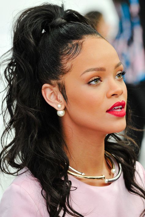 Rihanna  -  Earrings or Ear Cuffs! Looks Rihanna, Rihanna Hairstyles, Rihanna Style, Penteado Cabelo Curto, Hair Waves, Messy Hairstyles, Long Black, Prom Hair, Baby Hairstyles