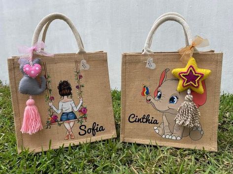 Jute Bag Design, Diy Bags Easy, Jute Bags Design, Creative Tote Bag, Painted Canvas Bags, Painted Burlap, Fabric Paint Shirt, Canvas Bag Diy, Handmade Fabric Bags