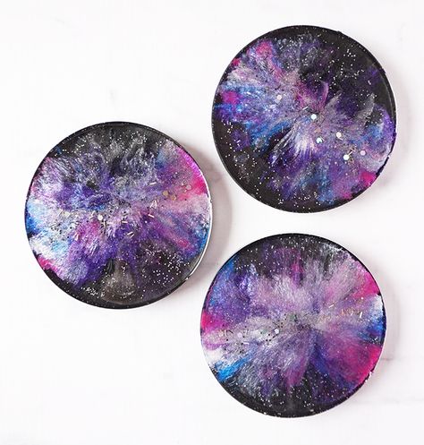 Galaxy Coasters, Coasters Ideas, Resin Galaxy, Diy Resin Coasters, Diy Wood Stain, Amazing Resin, Diy Galaxy, Winter Projects, Epoxy Art