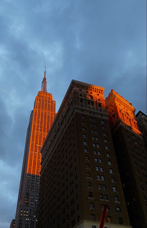 new york city nyc big sunset sunrise golden hour empire state building skyline night aesthetic Golden Time Photography, Sunset Hour Aesthetic, New York Golden Hour, Golden City Aesthetic, Skyline Night Aesthetic, New York Sunrise, Nyc Sunrise, Golden Hour City, Sunrise Lighting