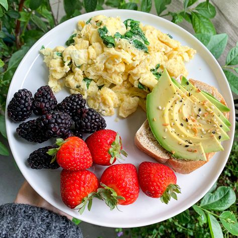 Fruit And Eggs Breakfast, Avocado Healthy Breakfast, Scrambled Eggs And Avocado, Scrambled Eggs With Avocado, Scramble Eggs With Spinach, Fruit And Veggie Breakfast Ideas, Minimal Meals, Egg And Avocado Breakfast, Spinach Scrambled Eggs