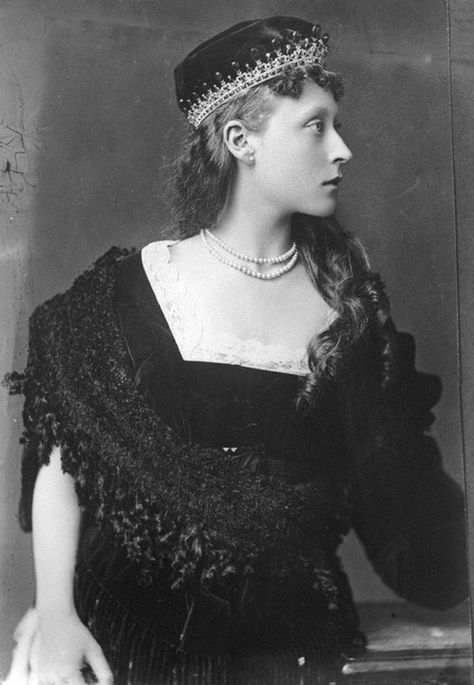 Princess Victoria of Hesse and by Rhine, later Victoria Mountbatten, Marchioness of Milford Haven (Victoria Alberta Elisabeth Mathilde Marie; 5 April 1863 – 24 September 1950) was the eldest daughter of Louis IV, Grand Duke of Hesse and by Rhine (1837–1892), and his first wife Princess Alice of the United Kingdom (1843–1878), daughter of Queen Victoria and Prince Albert of Saxe-Coburg and Gotha. Alice Of Hesse, Victoria Of Hesse, Louis Mountbatten, Queen Victoria Family, Princess Louise, Princess Alice, Royal History, Reine Elizabeth, King George V