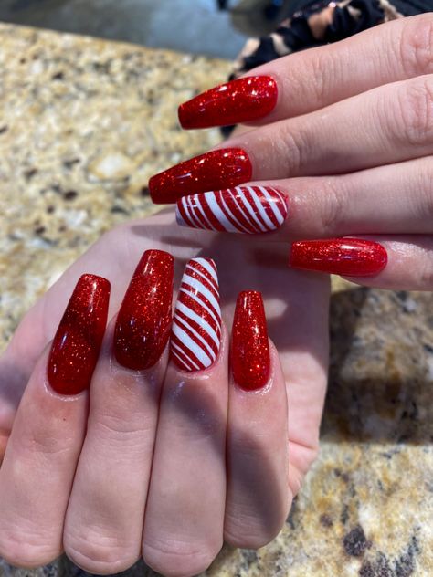 Christmas Nail Art Ideas, New Years Eve Nails, Candy Cane Nails, Red Christmas Nails, Festive Nail Art, Red Acrylic Nails, Nail Designs Valentines, Nail Candy, Striped Nails