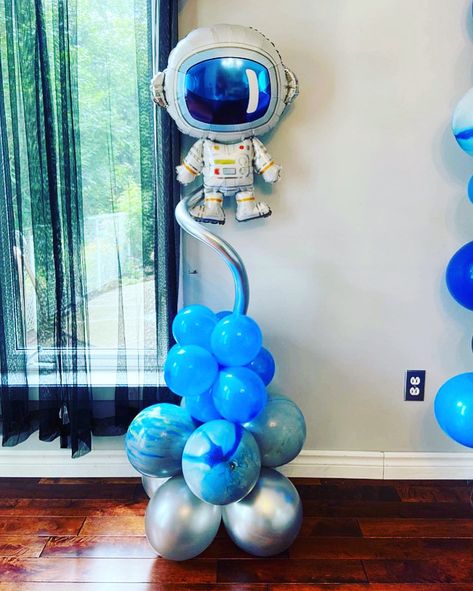 Astronaut Centerpiece Ideas, Space Theme Balloon Bouquet, Space Party Balloon Garland, Space Balloon Columns, Space Balloon Centerpiece, Outer Space Balloon Garland, Galaxy Balloon Decor, Space Balloon Decor, Astronaut Centerpiece Space Party