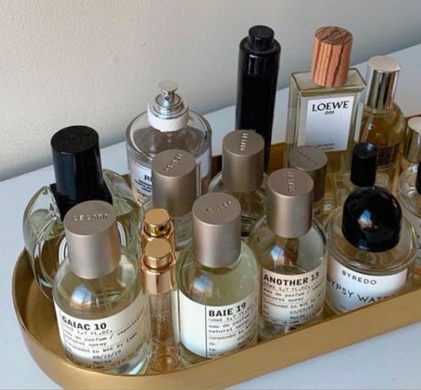 Visual Gallery, Perfume Tray, Best Fragrances, روتين العناية بالبشرة, Perfume Collection, White Aesthetic, Aesthetic Makeup, Smell Good, Makeup Routine