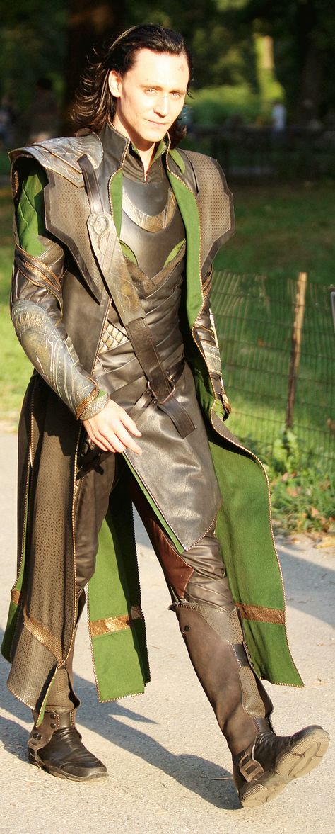 Tom Hiddleston on the set of The Avengers (2011) Yet another great shot of the costume in motion. look at the back of the right leg Loki Costume, Thor 2011, Loki Cosplay, Loki God Of Mischief, Thomas William Hiddleston, Loki Marvel, Loki Thor, Loki Laufeyson, The Perfect Guy