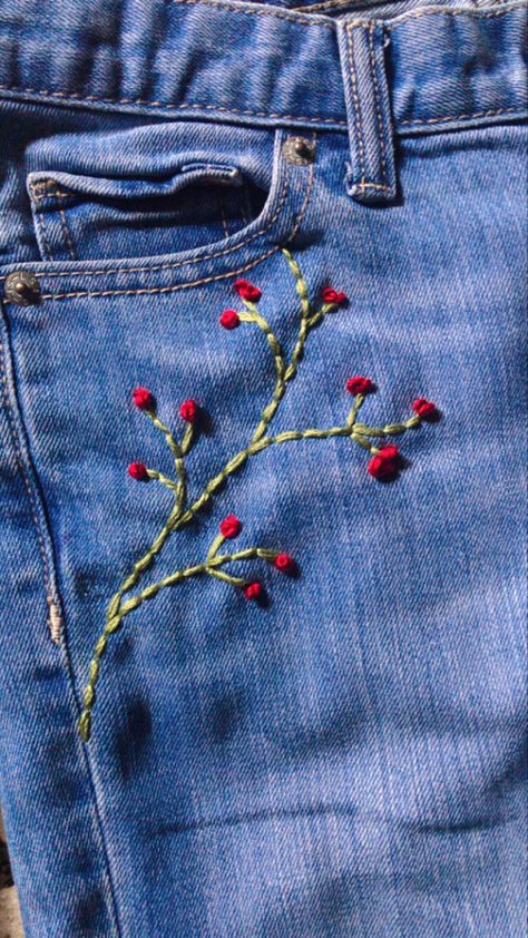 Jean Pocket Embroidery Simple, Embroidery Patterns On Jeans, Embroidering Jeans, Jean Embroidery Ideas, Jeans Embroidery Ideas, Embroidered Jeans Diy, Jean Embroidery, Embroidery Jeans Diy, Jeans Embroidery