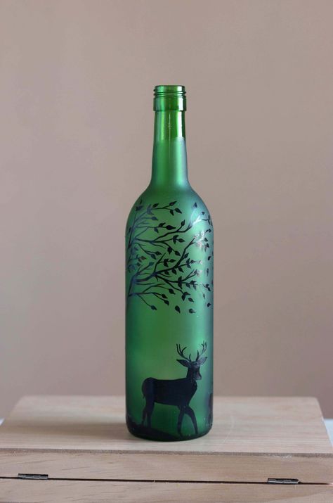 Green Bottle Painting Ideas, Green Wine Bottle Art, Green Glass Bottles Decor, Bottel Paint Design, Botal Painting Ideas, Green Glass Bottle Painting, Green Bottle Painting, Green Wine Bottle Crafts Diy, Green Bottle Art