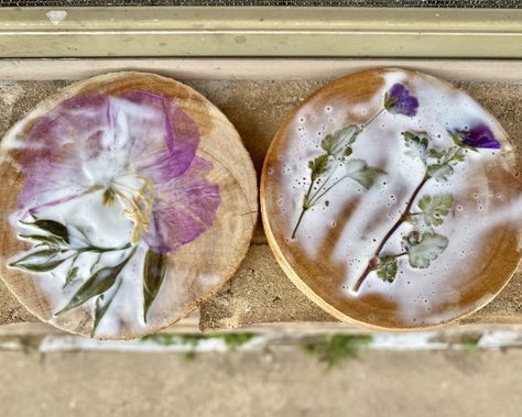 Press Flowers, Flower Coasters, Diy Dresser Makeover, Clothes Pin Wreath, Wooden Shades, Flower Tile, Diy Coasters, Tile Coasters, Wooden Coasters