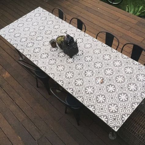 Stencilled Table Top, Dining Table With Tiles Top, Tiled Top Table, Outdoor Tile Table Top Diy, Tiled Garden Table, Diy Outdoor Tile, Diy Tile Table Top, Tiled Outdoor Table, Outdoor Tile Table