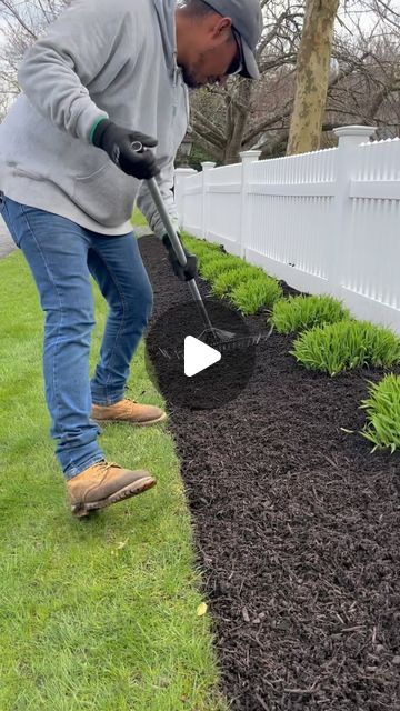 Mulch Around Fence Line, Front Yard Mulch Ideas, Mulching Ideas, Landscaping With Mulch, Garden Mulch Ideas, Brown Mulch Landscaping, Mulch Landscaping Ideas Front Yard, Mulch Patio Ideas, Black Mulch Landscaping