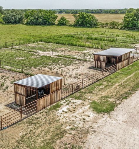 Sheep Stall Ideas, Diy Horse Paddock, Horse Pens Ideas, Horse Turnout Ideas, Small Horse Pasture, 1 Acre Horse Property Layout, Cow Pasture Ideas, Horse Yard Ideas, Horse Pasture Layout