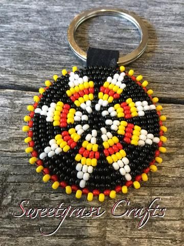 Beaded round black keychain Beaded Keychains Patterns, Beaded Medallion, Beaded Jewelry Pattern, Native American Beadwork Patterns, Native Beading Patterns, Black Keychain, Native Crafts, Beaded Bead, Beads Making