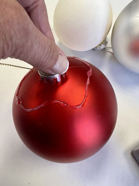 Ornament Makeover, Easy Diy Christmas Decor, Clear Plastic Ornaments, Diy Christmas Decor, Tree Box, Snow Flakes Diy, Tin Can Crafts, Painting Plastic, Red Ornaments