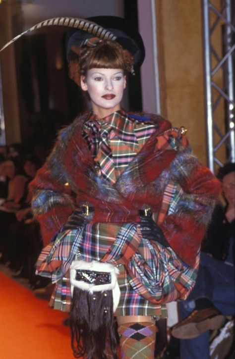 Linda Evangelista Vivienne Westwood, Maximalist Fashion Runway, Vivienne Westwood 1980s, Vivienne Westwood 70s, Vivienne Westwood Fashion Runway, Tartan Runway, Vivienne Westwood Grunge, Vivienne Westwood Pattern, 90s Vivienne Westwood