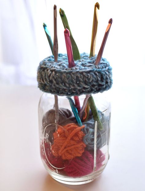 All Crochet and Knit Free Patterns Crochet Hook Holder Pattern, Crochet Hook Holder, Confection Au Crochet, Mason Jar Diy, Mason Jar Crafts, Jar Crafts, Crochet Home, Diy Hacks, Crochet Hook