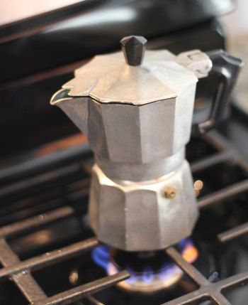 Espresso Maker Stovetop, Espresso How To Make, Stovetop Espresso, Stumptown Coffee, Espresso Recipes, Espresso At Home, Coffee Label, Espresso Bar, Italian Coffee