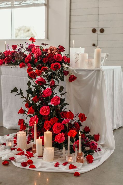 Wedding Goals Dreams, Red And Pink Wedding, Red Gold Wedding, Blush Wedding Colors, Event Studio, Red And White Weddings, Flowers Candles, Cascading Flowers, Red Rose Wedding