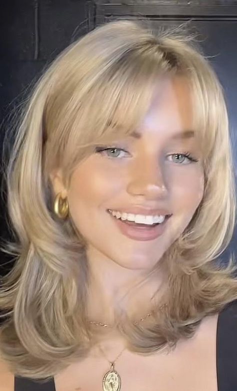 Curtain Bangs Chubby Face, 90s Bob With Bangs, 90s Layered Hair Short, Cameron Diaz Short Hair, Cameron Diaz Hair, Pinterest Fits, Haircut Inspo, Haircut 2024, Medium Haircuts