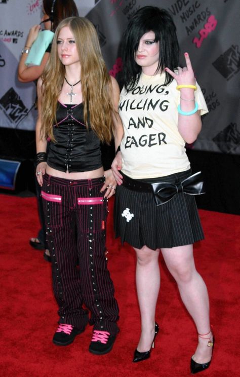 Avril Lavigne Outfits, Avril Levigne, 2000s Magazines, Avril Lavingne, Avril Lavigne Style, Tripp Pants, Grad Outfits, Rock Princess, Middle Fingers