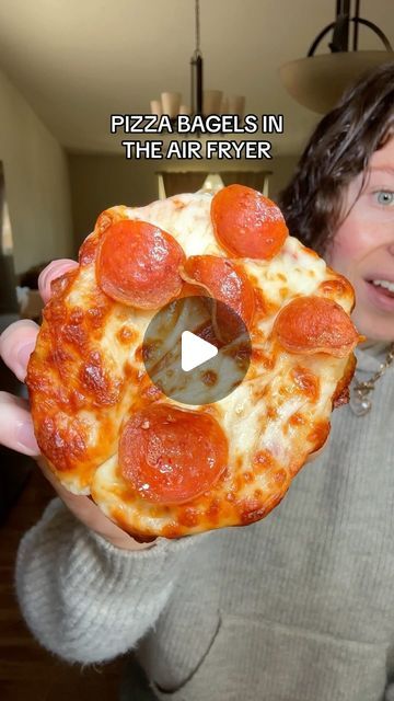 Morgan Chomps on Instagram: "these are TOO easy not to make 🍕   #airfryer #airfryerrecipes #pizza #pizzabagels #bagelbites  #pepperonipizza #bagels" Bagel Pizza Recipe, Bagel Pizza, Kids Pizza Recipes, Pizza Sides, Pizza Lunch, Bagel Bites, Pizza Bagels, Pizza Snacks, Air Fryer Oven Recipes