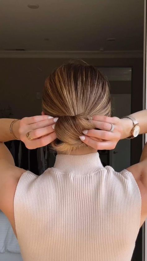 Chic Low Bun, Low Bun Hair, Office Hairstyles, Hair Upstyles, Easy Hair Updos, Long Hair Updo, Hairdos For Short Hair, Hair Tutorials For Medium Hair, Peinados Fáciles Para Cabello Corto