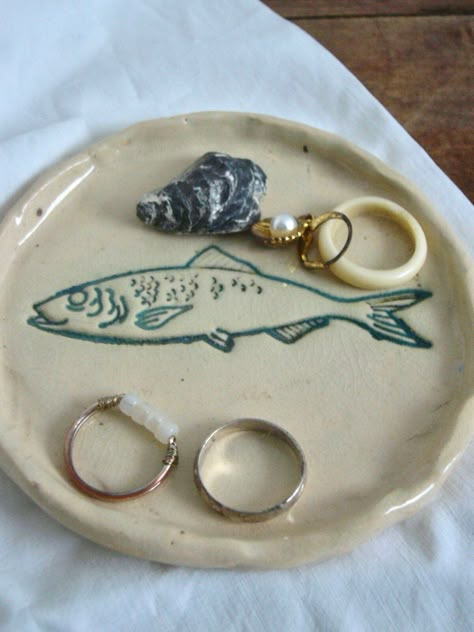 Fish decorative plate handmade in France made with clay, glazed and fired in 1050 degrees Celsius  A small decorative plate with a fish. Hand-sculpted and glazed with natural colours. Perfect for storing your rings, jewellery, keys or trinkets or as a gift. Can also be used for serving small snacks or as a soap dish. Only one piece available. Size: Diameter: around 10.5 cm (4.13 inches) IMPORTANT: Please, when buying an item, include your phone number and e-mail address in an Etsy message! These Ring Dish Pottery, Fish Ceramics Pottery, Clay Jewelry Plate, Clay Ceramics Ideas, Ceramic Ring Holder, Clay Plates, Trinket Holder, Small Trinkets, Bracelet Inspo