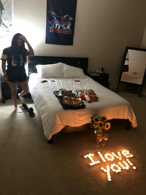 Dude surprised his girlfriend after long day (work and school). It doesn’t have to be a “special” day for someone to feel appreciated 😊 Romantic Surprises For Him, Surprise For Girlfriend, Romantic Bedroom Ideas, Romantic Room Decoration, Ideas For Date Night, Surprise Date, Romantic Date Night Ideas, Surprise For Him, Anniversary Surprise