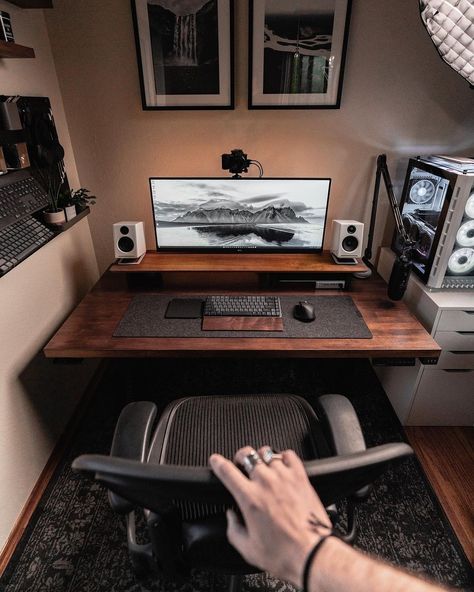 Must-Have Gadgets for a Modern Office#14 Mac Mini Desk Setup, Mini Desk Setup, Mac Mini Setup, Setup Pc, Dual Monitor Setup, Nice Houses, Desk Setups, Home Studio Setup, Gaming Setups