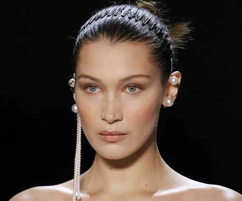 90s Hair Trends, 90s Makeup Trends, Bella Hadid Hair, Hair Clips 90s, 90s Hair, Course Hair, 90s Hairstyles, Wedding Hair Clips