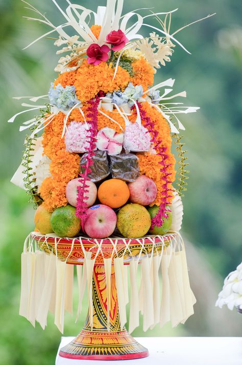 Balinese Style Centerpiece for traditional Bali Wedding Wedding Bali, Balinese Wedding, Bali Decor, Bali Island, Bali Wedding, Diy Plants, Balinese, Iphone Background Wallpaper, Wedding Mood Board