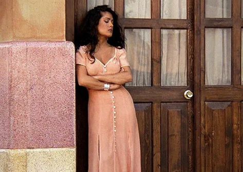 Salma Hayek Desperado, Salma Hayek Style 90s, Desperado 1995, Salma Hayek Style, Robert Rodriguez, Movies Outfit, French Girls, Salma Hayek, Cosplay Outfits