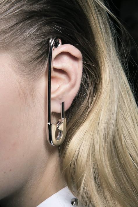 Victor & Rolf SS14 Viktor And Rolf, Safety Pin Earrings, Estilo Punk, Viktor & Rolf, Spring Summer 2014, Summer 2014, Safety Pin, Fashion Details, Designer Earrings