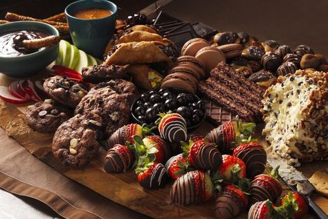 Chocolate Board Ideas, Chocolate Charcuterie Board Ideas, Dessert Board Platter, Chocolate Dessert Board, Chocolate Boards, Chocolate Appetizers, Turtle Candies, Chocolate Buffet, Chocolate Charcuterie Board