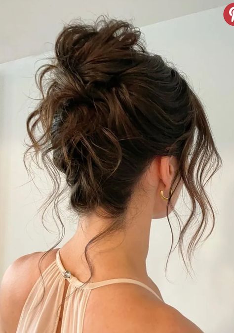 Bridesmaid Hair Inspo, Wedding Hair Trends, Wedding Hair Up, Guest Hair, Bridesmaid Hair Makeup, Wedding Guest Hairstyles, Makijaż Smokey Eye, Messy Bun Hairstyles, Bridal Hair And Makeup