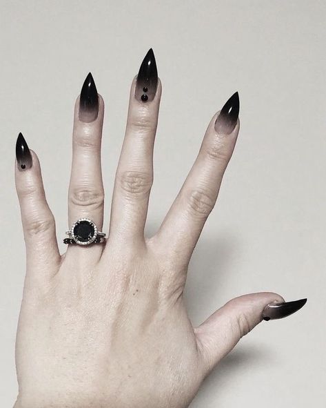 Goth Nails Ombre, Vampire Nails Aesthetic, Vampire Nails Gothic, Demon Nails, Goth Acrylic Nails, Vampy Nails, Vampire Nails, Witchy Nails, Art Designs Ideas