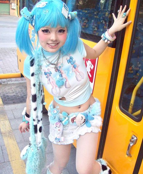 Neo Decora Style, Decora Fashion Outfits Simple, Blue Gyaru, Kawaiikei Outfits, Gyaru Decora, Decora Japanese Fashion, Dark Decora Fashion Outfits, Harajuku Outfit, Harajuku Fashion Decora