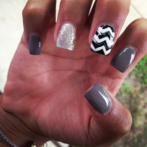 Dark Gray Nails Design, Gray Nails Design, Dark Gray Nails, Chevron Nails, Manicure Gel, Gray Nails, White Nail, Hair Skin Nails, Get Nails