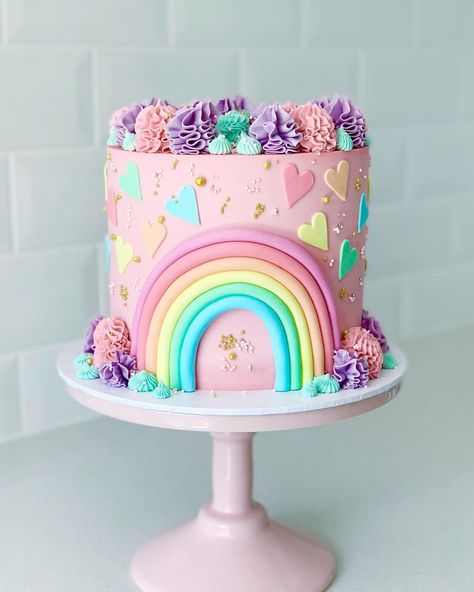 Kate Gnanapragasam on Instagram: “Same, same but different 🥰🤩Pink, yellow or blue/pink ombré?💗💛💝 I'd love to know which you prefer? 🥰 #rainbow #rainbowcake #rainbowparty…” Pastel 1st Birthday Cake, Girly Cake Ideas, Rainbow Cakes, Candy Birthday Cakes, 6th Birthday Cakes, 5th Birthday Cake, Rainbow Birthday Cake, Pastel Cakes, 4th Birthday Cakes