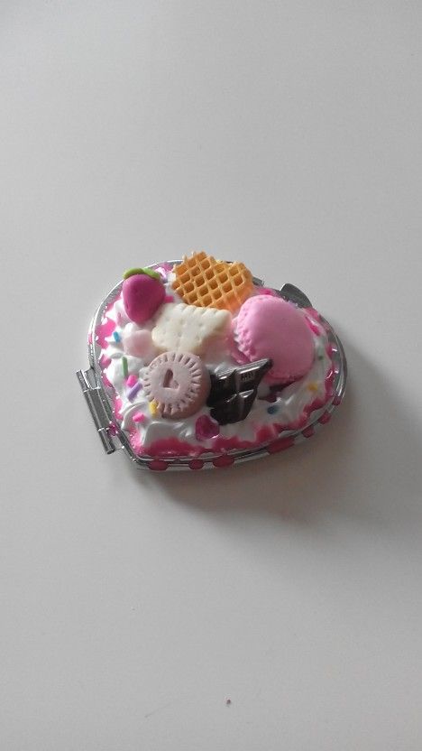 Kawaii decoden mirror diy Decoden Compact Mirror, Decoden Mirror, Gyaru Room, Decoden Art, Shopping Cake, Decoden Crafts, Compact Mirror Personalized, Kawaii Crafts, Kawaii Faces