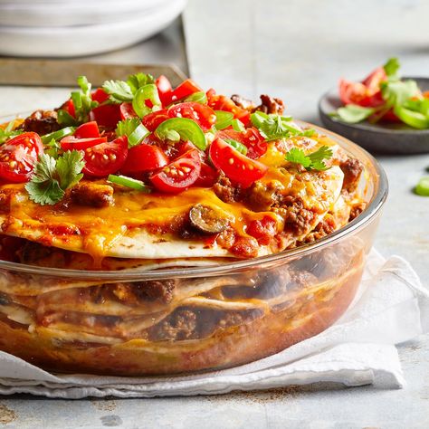 Burrito Pie Burrito Pie, Moist Chicken Breast, Peanut Butter Sauce, Cheesy Casserole, Beef Casserole, Sweet Potato Fries, Good Eats, Pasta Recipes, Food Inspiration