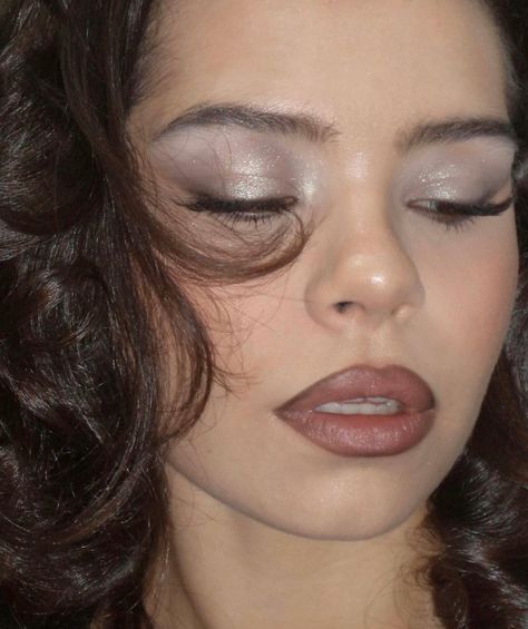 Selena Ruiz Makeup, 90s Smoky Makeup, Smoky Metallic Eye, Eye Shadow For Round Eyes, 2005 Makeup Trends, 2006 Makeup Look, Minimal Alt Makeup, Grunge Wedding Makeup, Ethereal Grunge Makeup