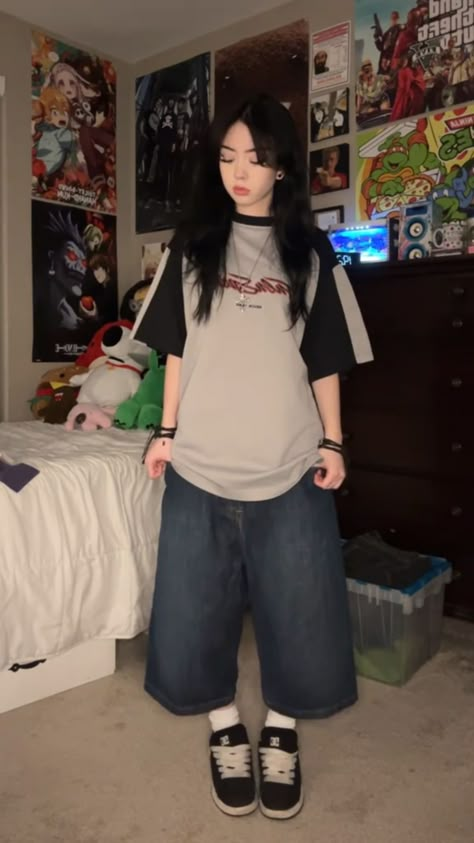 Baggy Outfits With Sweatpants, Casual Outfits With Baggy Jeans, Oversized Emo Outfits, Outfits For School Streetwear, Styling Baggy Shirts, Big Jorts Outfit, Lazy Outfits Sweatpants, Jorts Outfit Ideas, Outfit Ideas Jorts