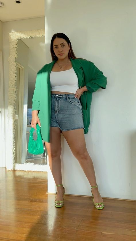 yasmine_minovski on Instagram: Recreating @haileybieber outfits in @prettylittlething 💚 #prettylittlething #haileybieber #styling #curveedition #fashion Yasmine Minovski, Moda Plus, Hailey Bieber, Waist Skirt, Denim Skirt, High Waisted Skirt, High Waisted, On Instagram, Instagram