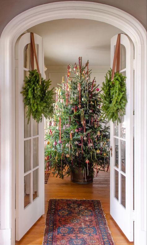 Tinsel Christmas Tree, Christmas Time Is Here, Christmas Inspo, Colonial Revival, Noel Christmas, Merry Little Christmas, Christmas Mood, Christmas Ribbon, Christmas Aesthetic