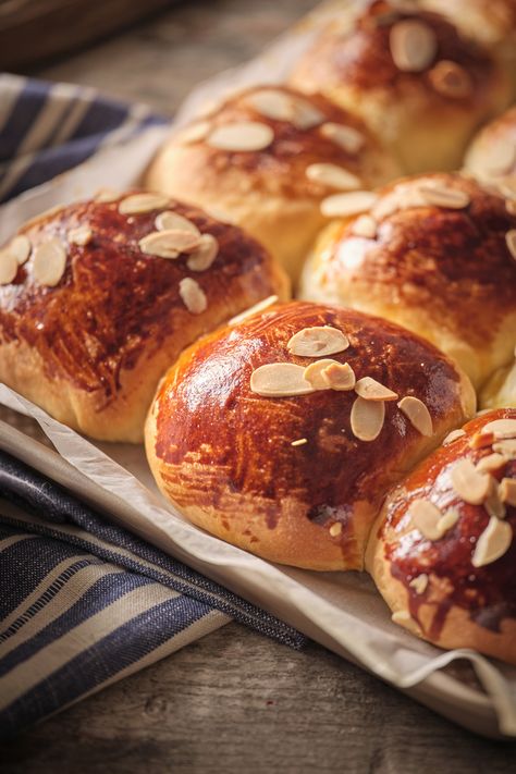 Almond Buns, Christmas Buns, Almond Marzipan, Marzipan Recipe, Pembuat Roti, Almond Meal, Sweet Dough, Sweet Buns, Almond Paste