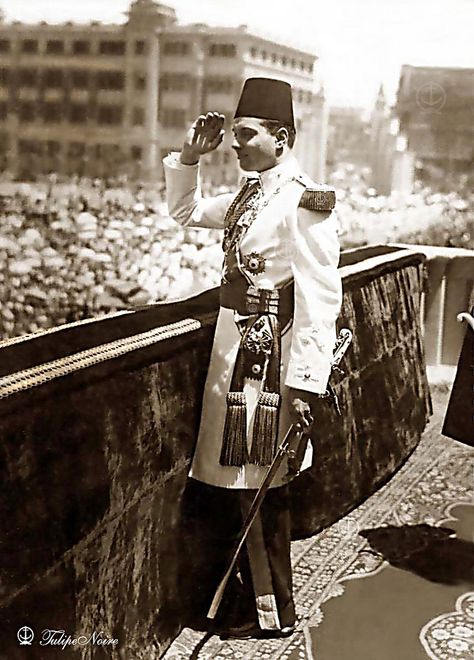 King Farouk I of Egypt Wearing The Royal Military Uniform & Saluting Egyptians assembled In Abdine Square - Cairo 1942 Royal Military Uniform, King Of Egypt, Egypt Civilization, King Farouk, 11 February, Egyptian Kings, African Royalty, Old Egypt, Historia Universal